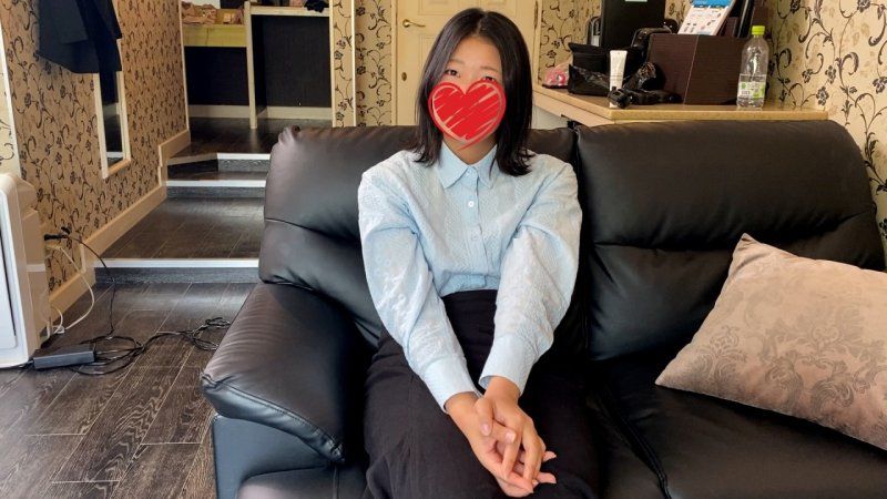 今年刚毕业的18岁♡朴素认真的公务员偷拍性爱！抱着被发现就辞职的觉悟大胆进行援交♡