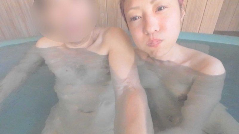 【个人拍摄・露天风吕性爱】<人妻飞机杯>渴望做爱的温泉旅行，将精液一滴不剩地全部注入她的小穴裡！