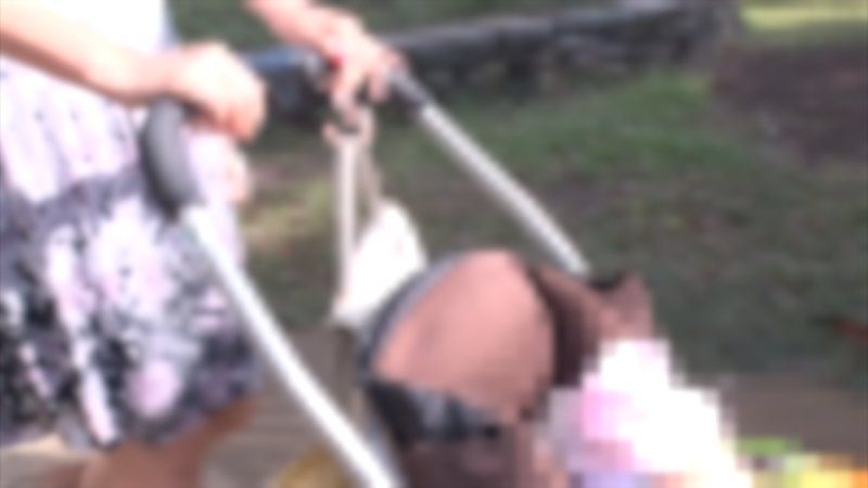 带着一个孩子的巨乳单亲妈妈来到拍摄现场，在婴儿车旁进行禁断且毫无道德底线的自拍中出