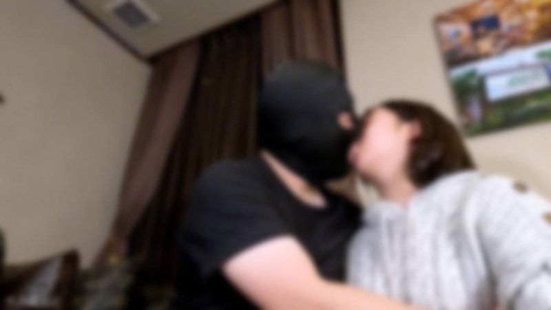 【素人初次拍摄】惠里(18) 是朴素素人的无妆拍摄的别视角影片。任由中年男人的慾望，无心淡然地接受