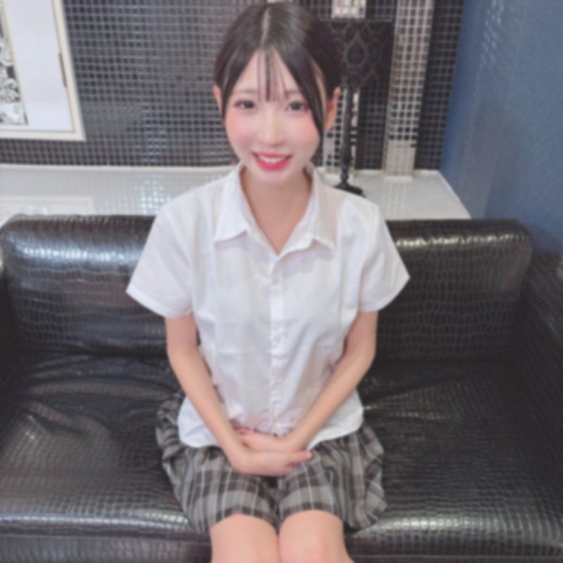 19岁的可憐白皙纤细美女的美丽制服姿态。纤细的身体裡注入的浓厚精液。