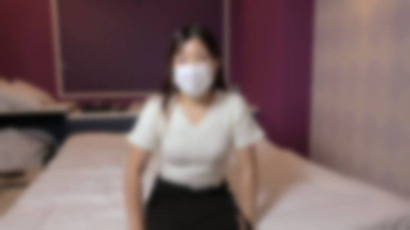 【购买者特典/评论特典 有】那个素人稍微长大一点回来了。挑战人生第一次的除毛，从毛茸茸的那个地方，粉红色的淫穴逐渐显现出来。为了纪念无毛，大量中出播种