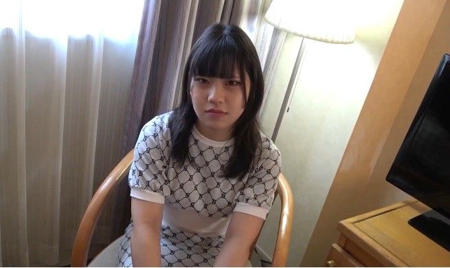 【双重射精・露脸无码】和拥有巨乳和美腿的某所名牌大学经济学部2年级学生，原本只是好好聊天，结果不知不觉就聊到情色话题，并教导她进入大人的世界